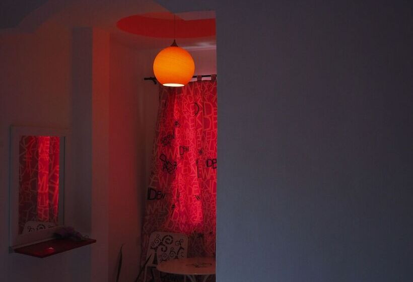 غرفة قياسية, Sidewalk Boutique