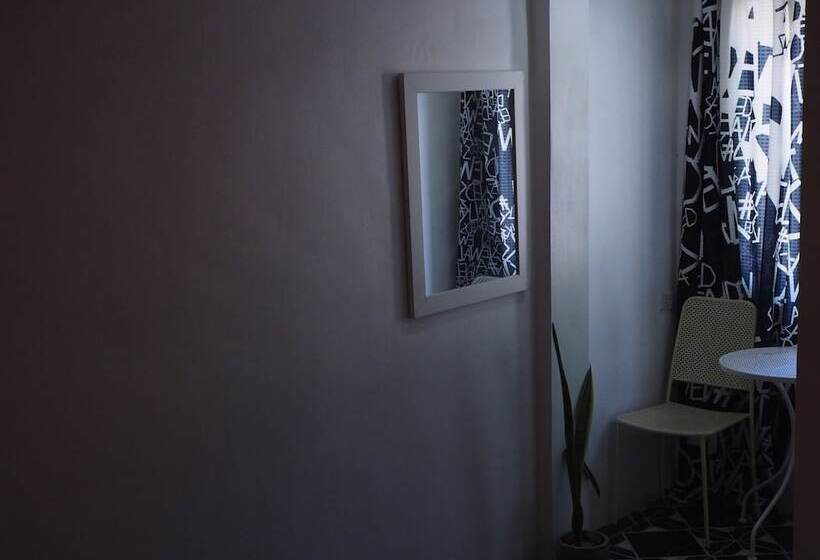 غرفة قياسية, Sidewalk Boutique