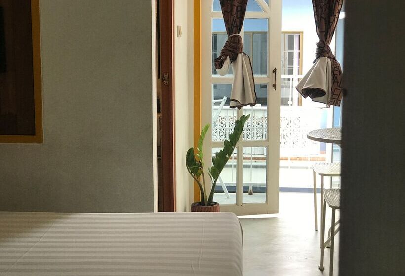 غرفة قياسية, Sidewalk Boutique