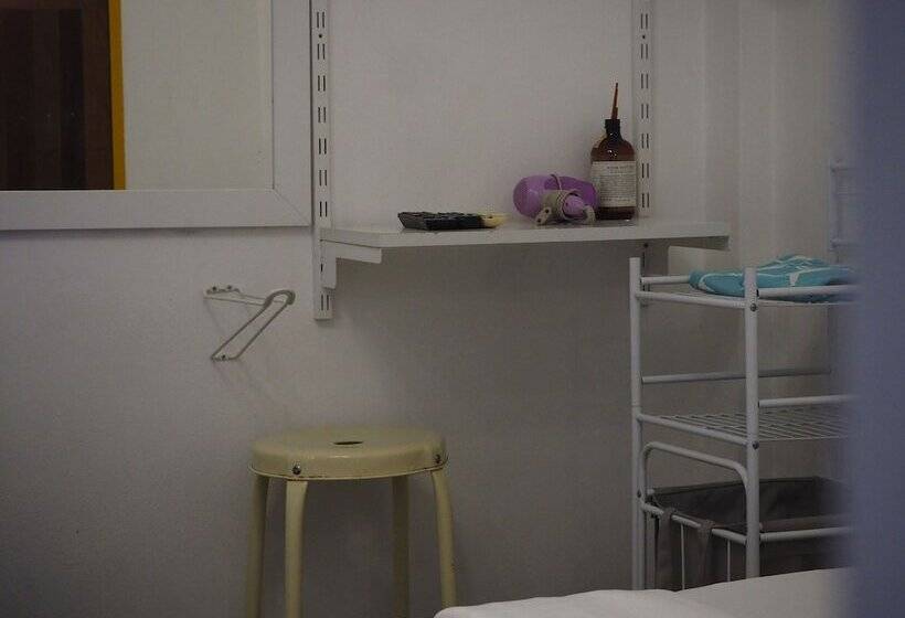 غرفة قياسية, Sidewalk Boutique