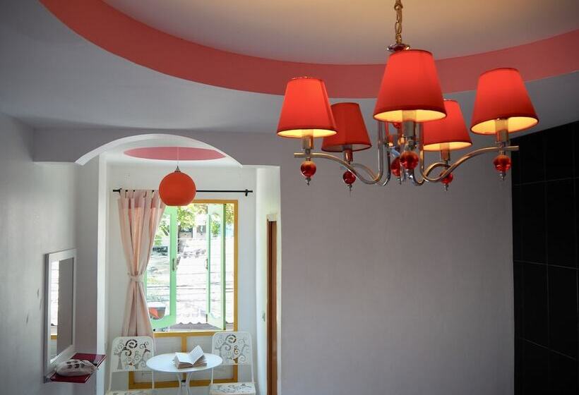 غرفة قياسية, Sidewalk Boutique