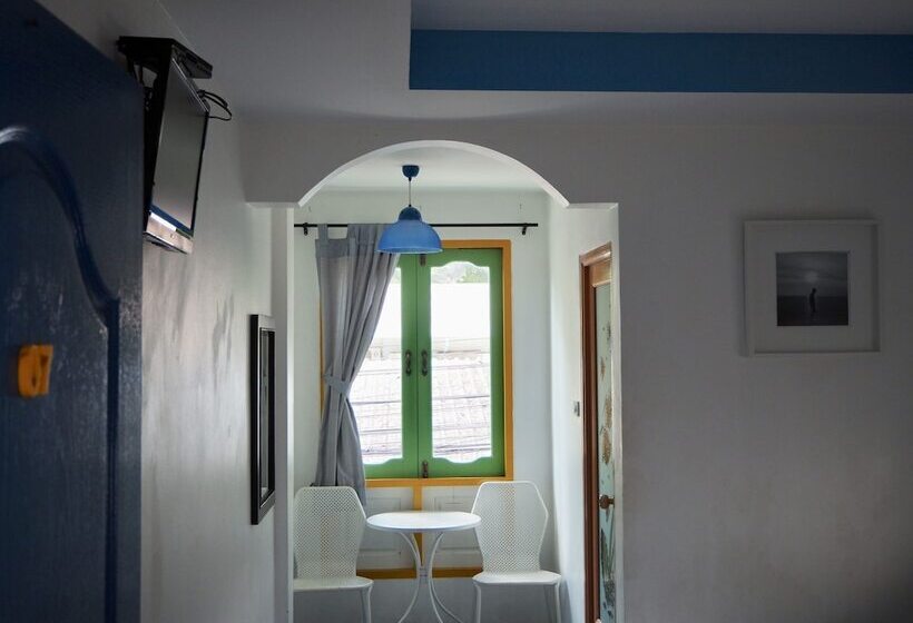 غرفة قياسية, Sidewalk Boutique