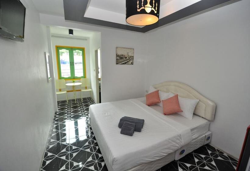 غرفة قياسية, Sidewalk Boutique