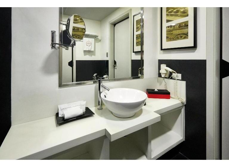 מיטת קינג בסוויטה, Summit Hotel Magnolia