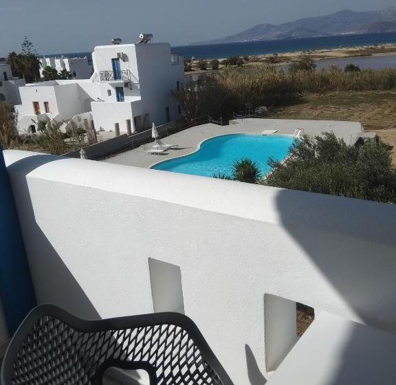 غرفة قياسية, Nikoletta Studios