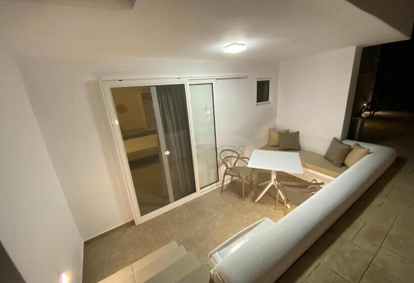 غرفة إقتصادية, Nikoletta Studios