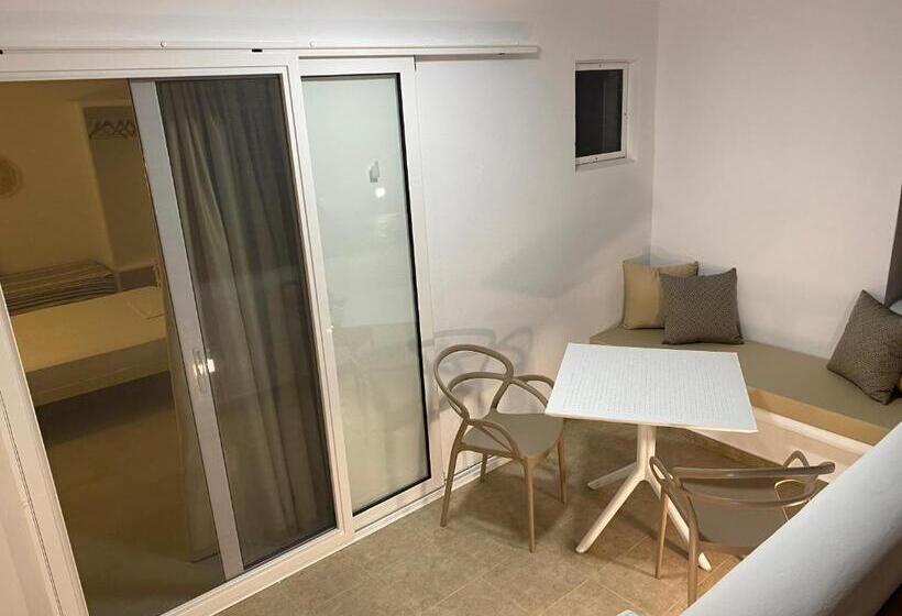 غرفة إقتصادية, Nikoletta Studios