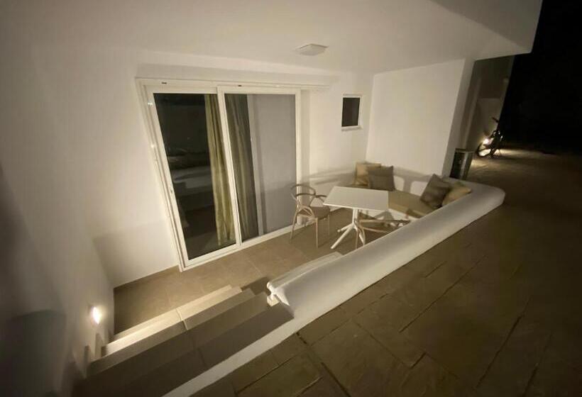 غرفة إقتصادية, Nikoletta Studios