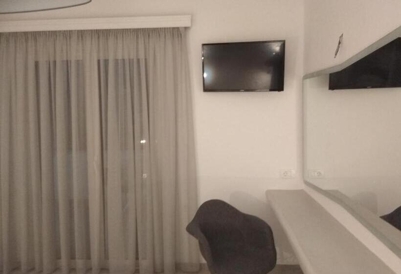 غرفة قياسية, Nikoletta Studios