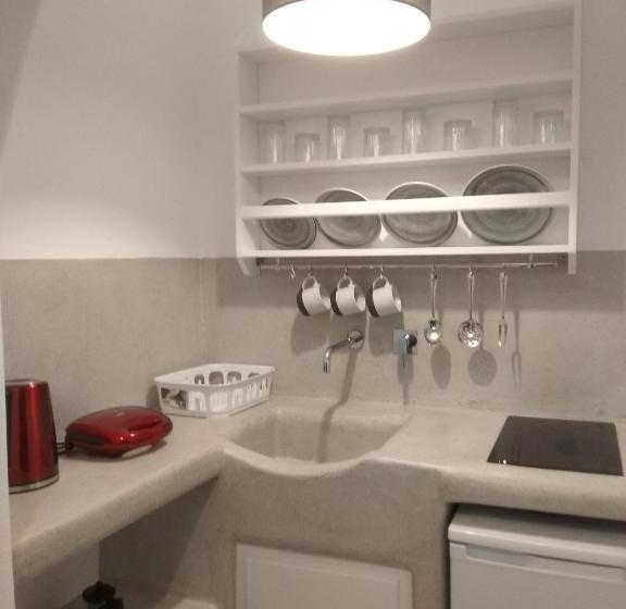 غرفة قياسية, Nikoletta Studios