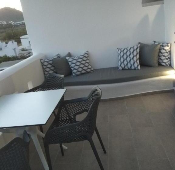 غرفة قياسية, Nikoletta Studios