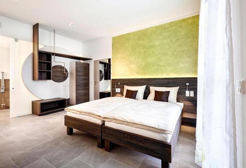 חדר סטנדרט מותאם לאדם עם מוגבלויות, Eee Hotel Marchtrenk