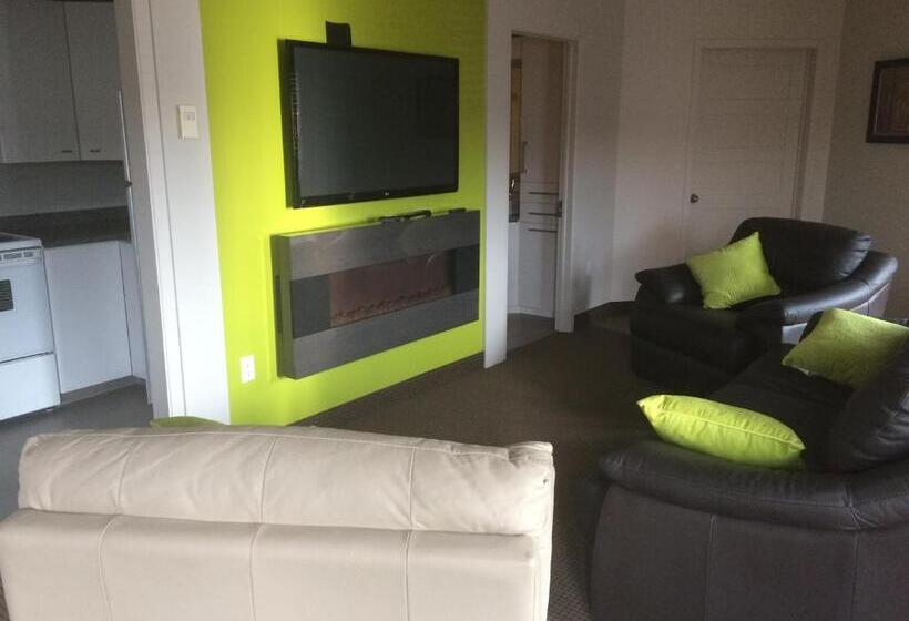 إستديو عائلى, Auberge L'ambassadeur