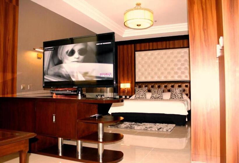 جناح مزود بجاكوزى, Central Park Tower Resort