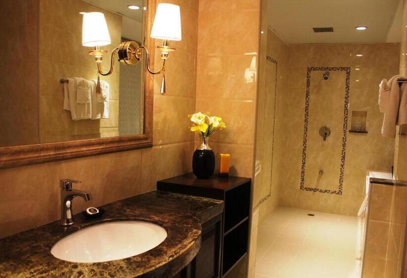 자쿠지 스위트, Central Park Tower Resort
