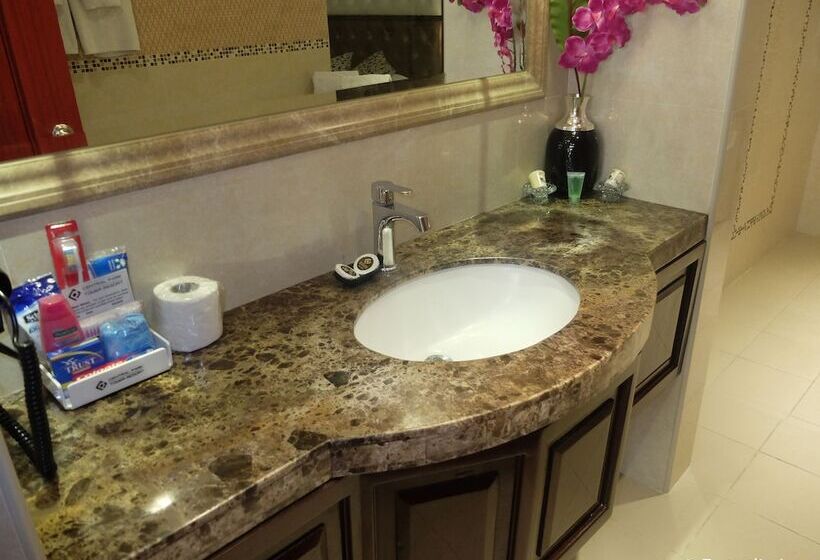 جناح مزود بجاكوزى, Central Park Tower Resort