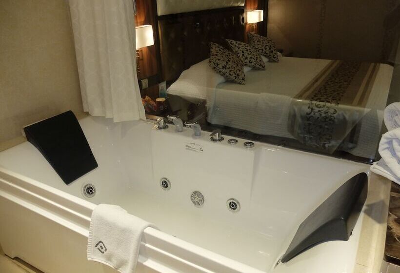 جناح مزود بجاكوزى, Central Park Tower Resort