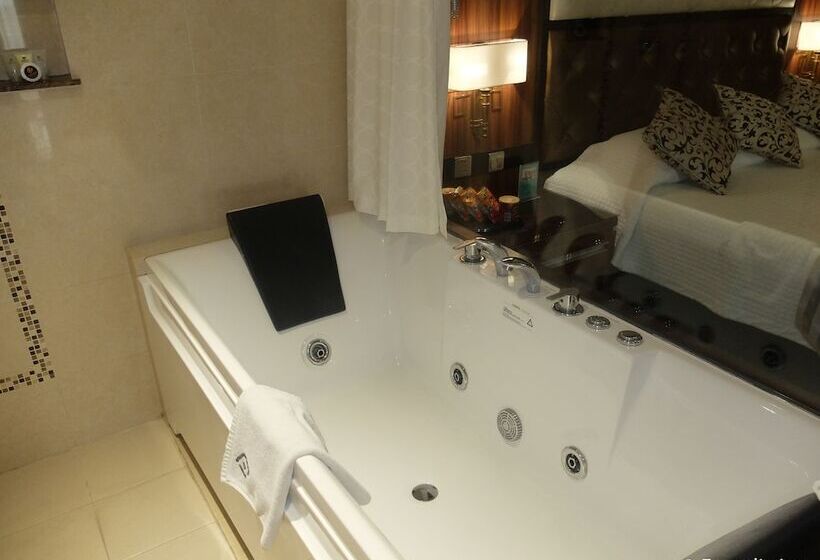 جناح مزود بجاكوزى, Central Park Tower Resort