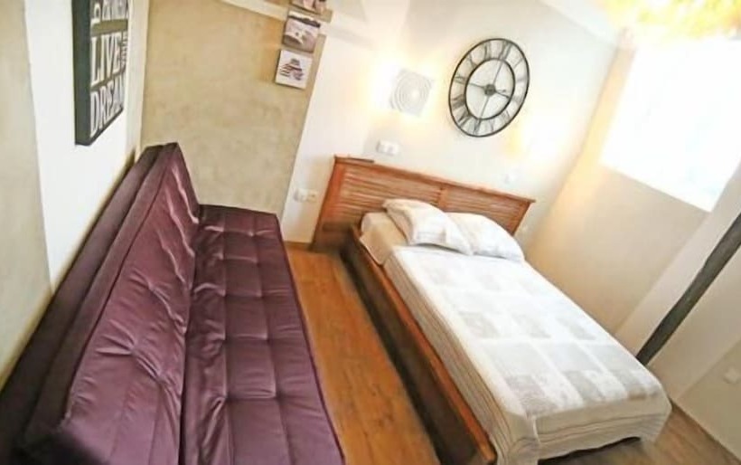 חדר משפחתי, De France