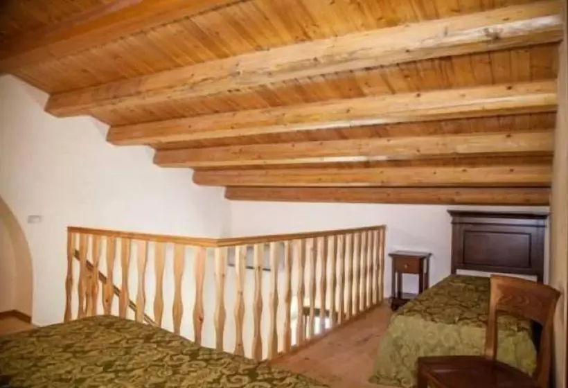 Standard Kolmen Hengen Huone, Feudo Bauly