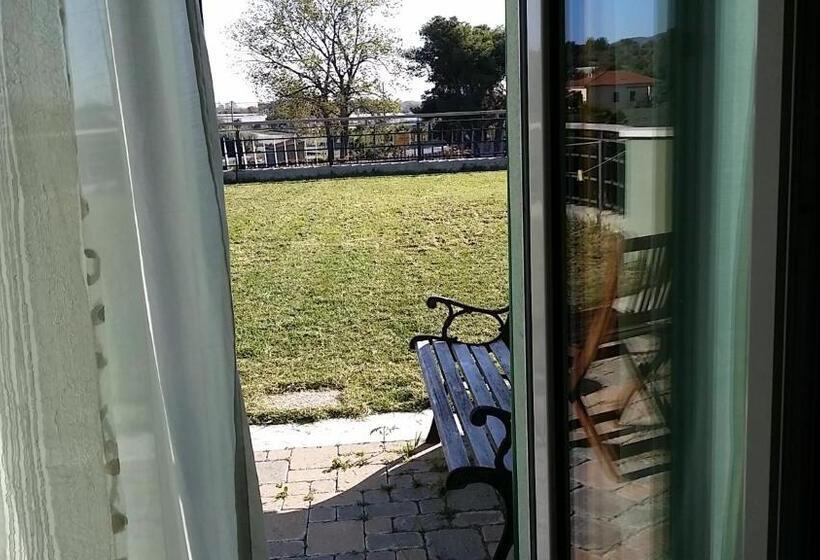 庭の見える１ベッドルームアパートメント, Villamir B&b