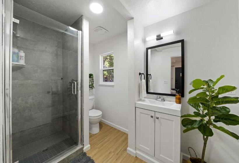 חדר בסיסי, Adventure Lodge