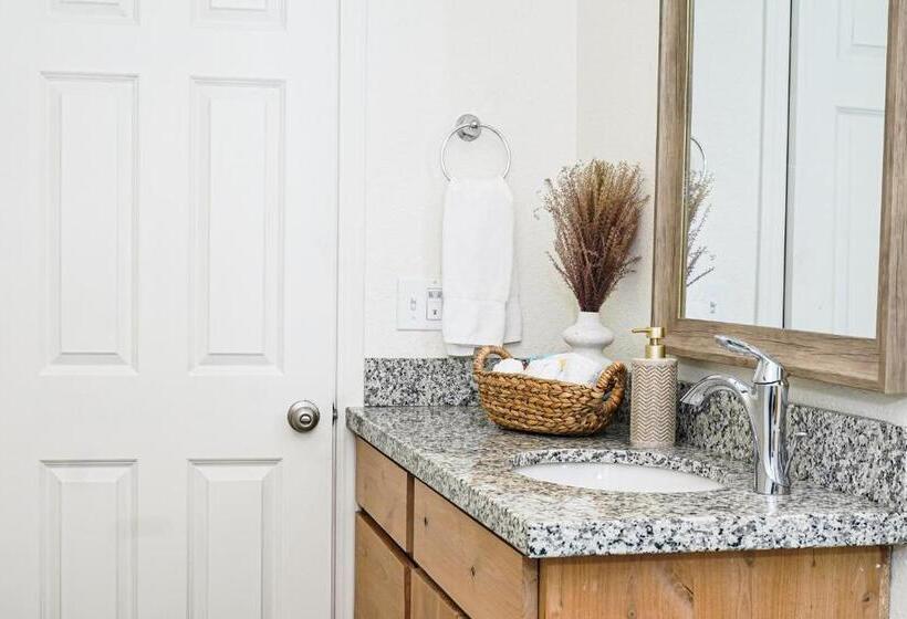 סוויטה משפחתית, Adventure Lodge