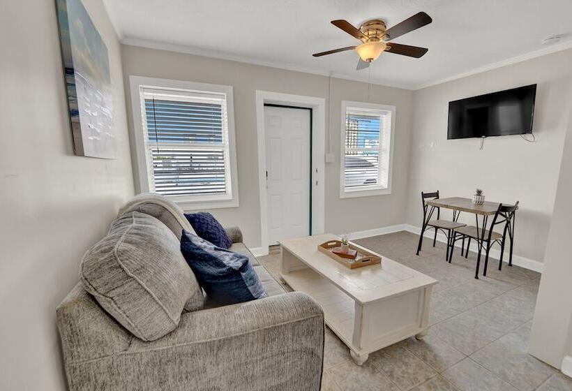 スタンダードスタジオ, Sea Foam Suites