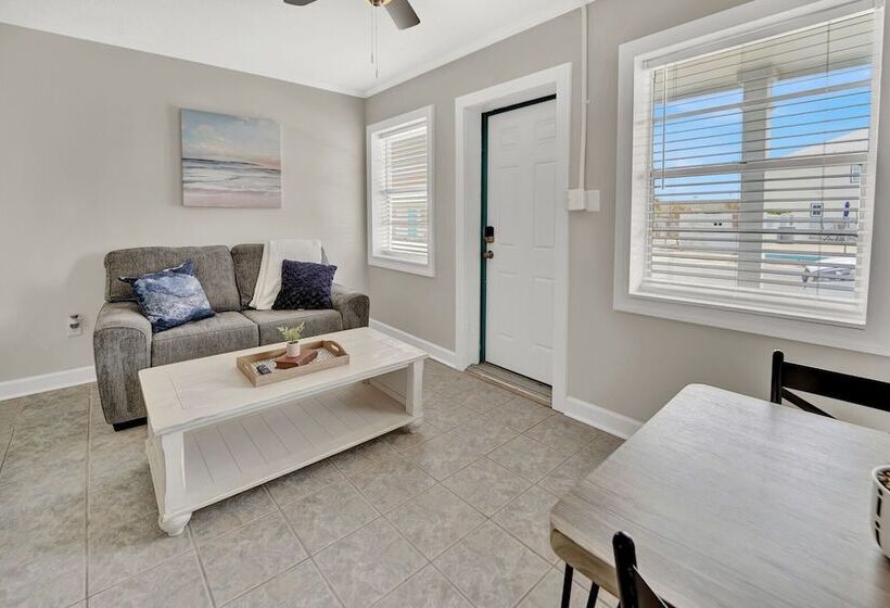 スタンダードスタジオ, Sea Foam Suites