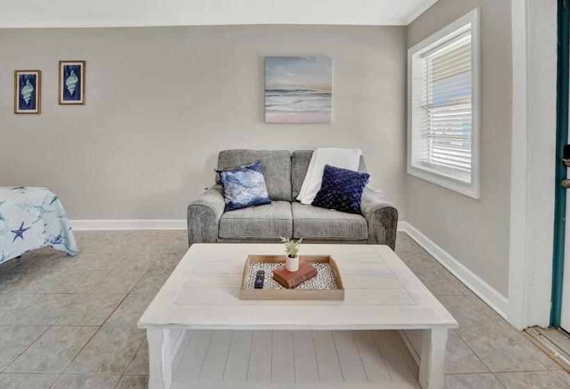 スタンダードスタジオ, Sea Foam Suites