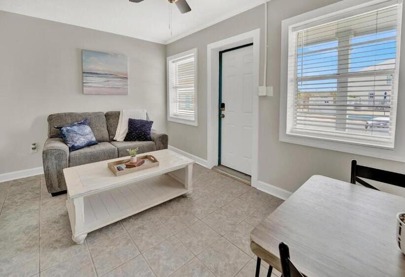 スタンダードスタジオ, Sea Foam Suites