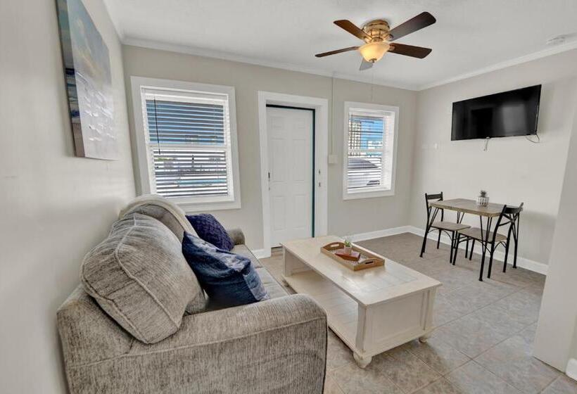 スタンダードスタジオ, Sea Foam Suites