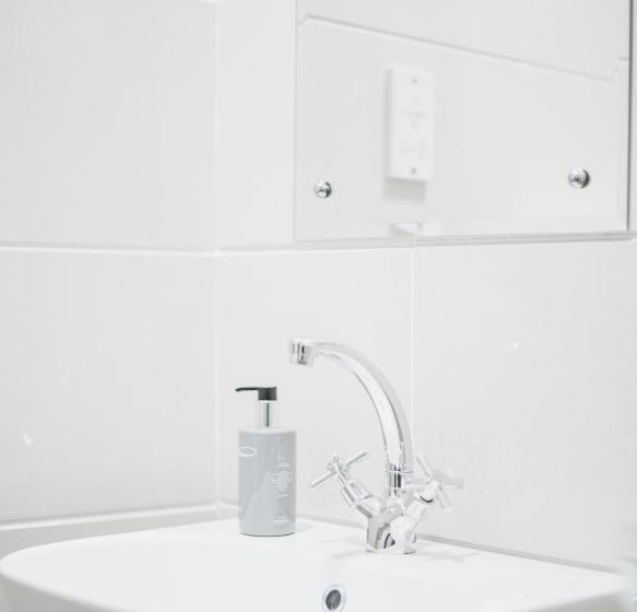 اتاق اکونومی, The Capital Guest House