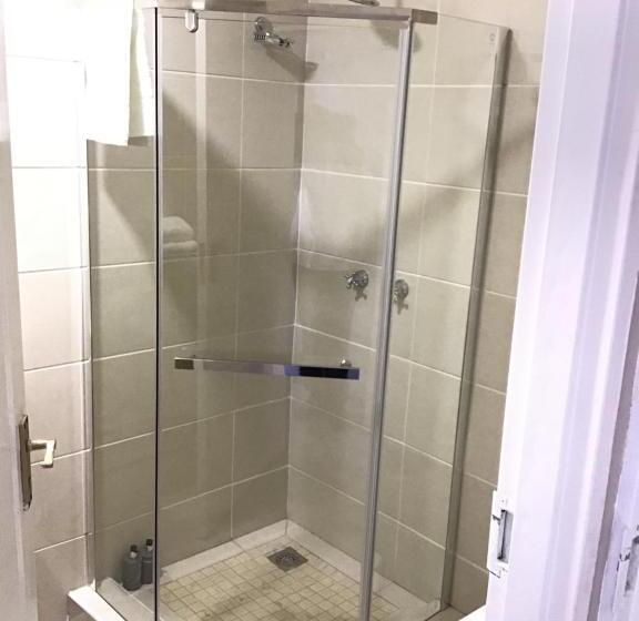 اتاق اکونومی, The Capital Guest House