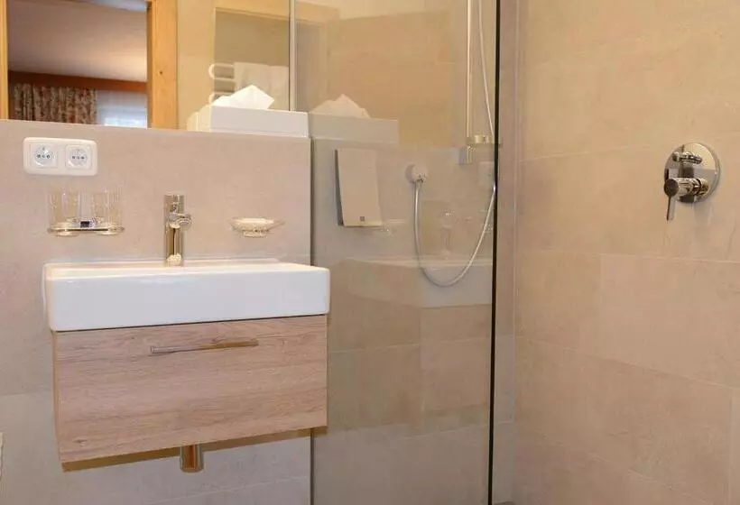 コンフォートルーム, Quality Hosts Arlberg Hotel Garni Mössmer