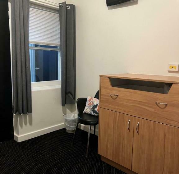 标准单人间, Star Bar Cafe &