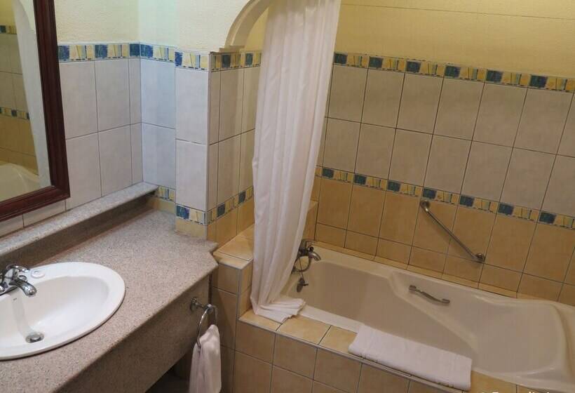 חדר דלוקס נוף לאגם, The Suites At Mount Malarayat