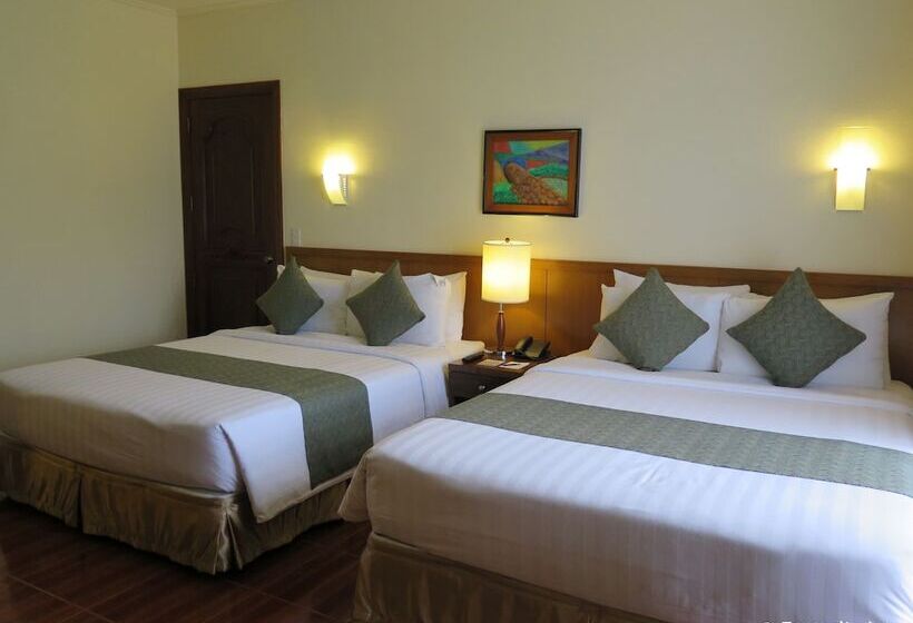 חדר דלוקס נוף לאגם, The Suites At Mount Malarayat