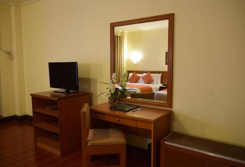 חדר דלוקס נוף לאגם, The Suites At Mount Malarayat