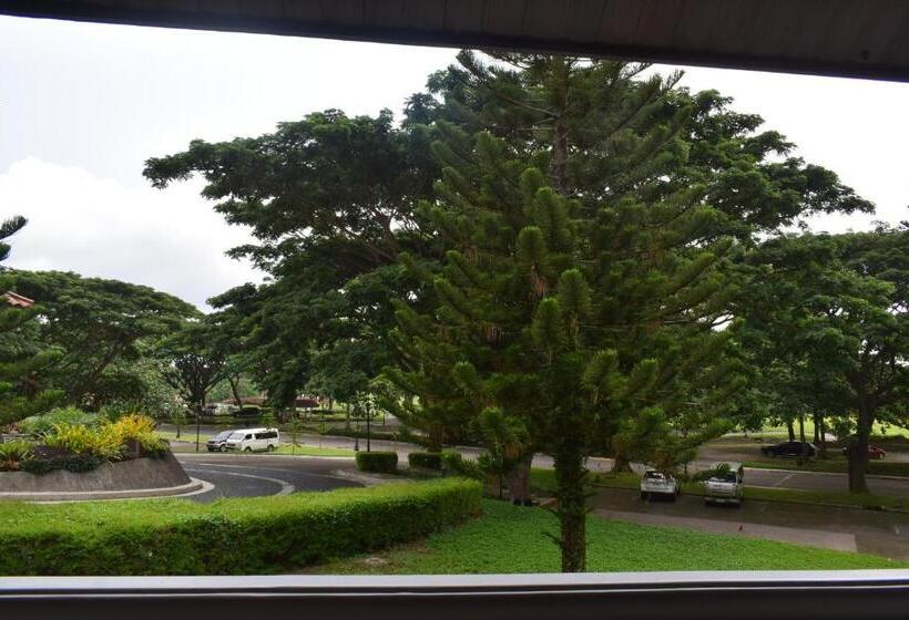 חדר סטנדרט נוף לגינה, The Suites At Mount Malarayat