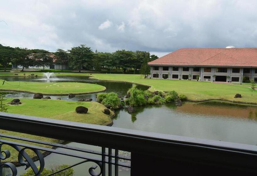 חדר סטנדרט נוף לאגם, The Suites At Mount Malarayat