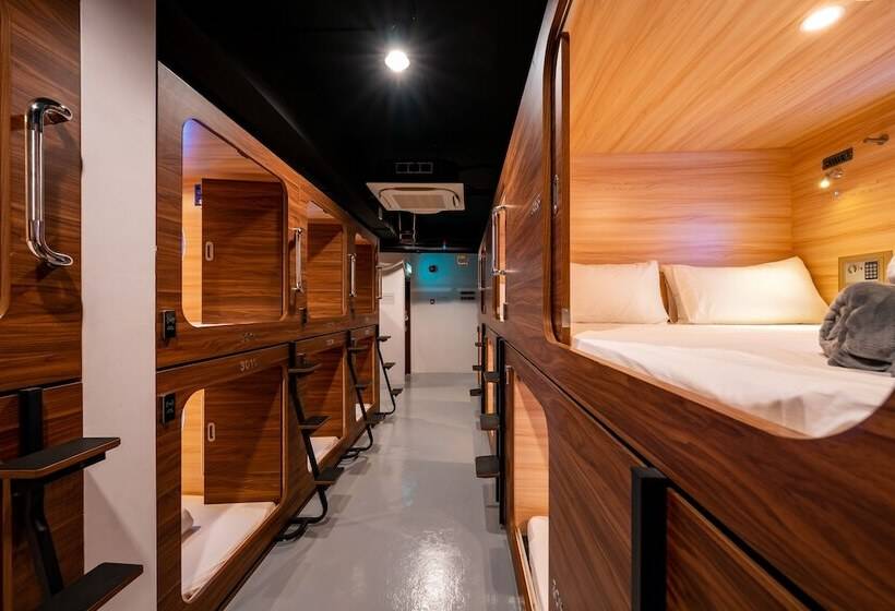 חדר משפחתי, Jpod Capsule