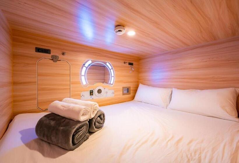 חדר משפחתי, Jpod Capsule