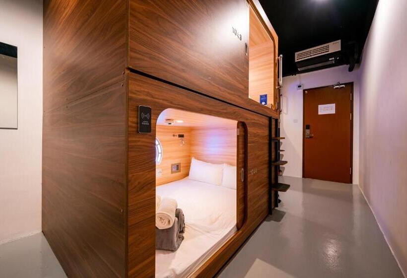 חדר משפחתי, Jpod Capsule