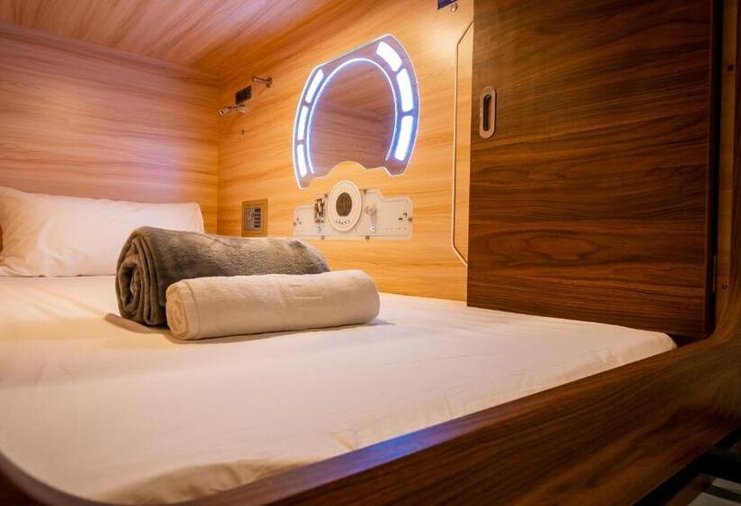 חדר משפחתי, Jpod Capsule