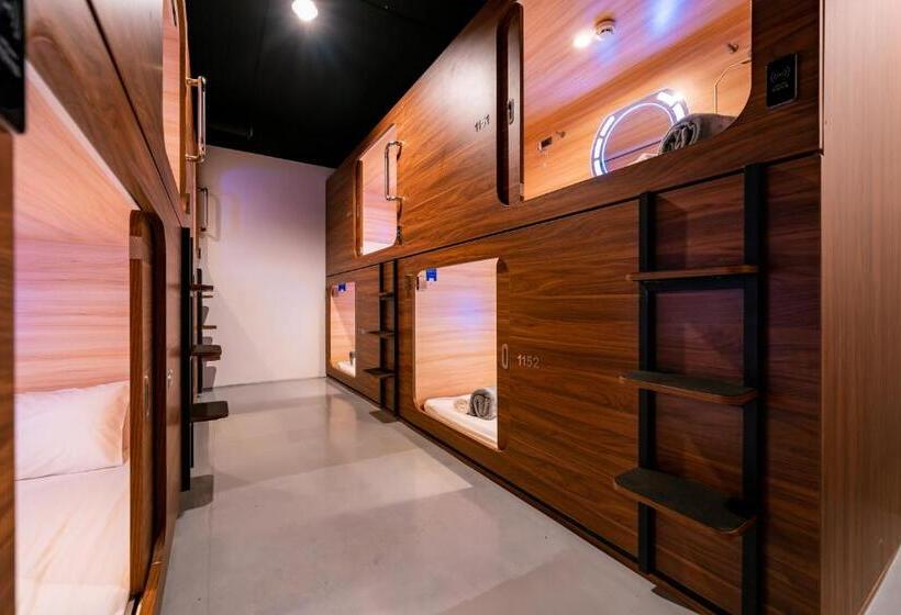 חדר משפחתי, Jpod Capsule