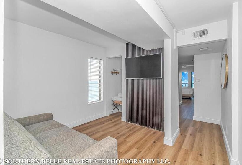 استودیوی سوپریور, Grande Beach Resort