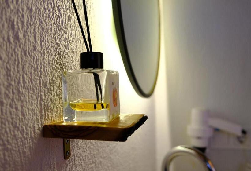 اتاق استاندارد سه نفره, Milo Cunda