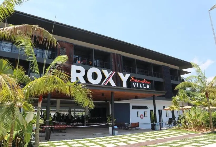 キングサイズベッドのデラックスルーム, Roxy Sematan Villa & Townhouse