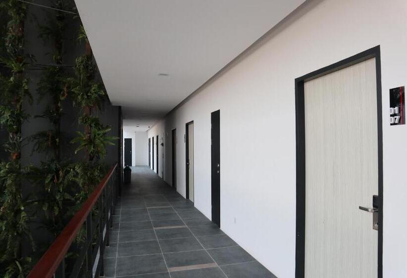 Номер Deluxe Кровать Кинг, Roxy Sematan Villa & Townhouse